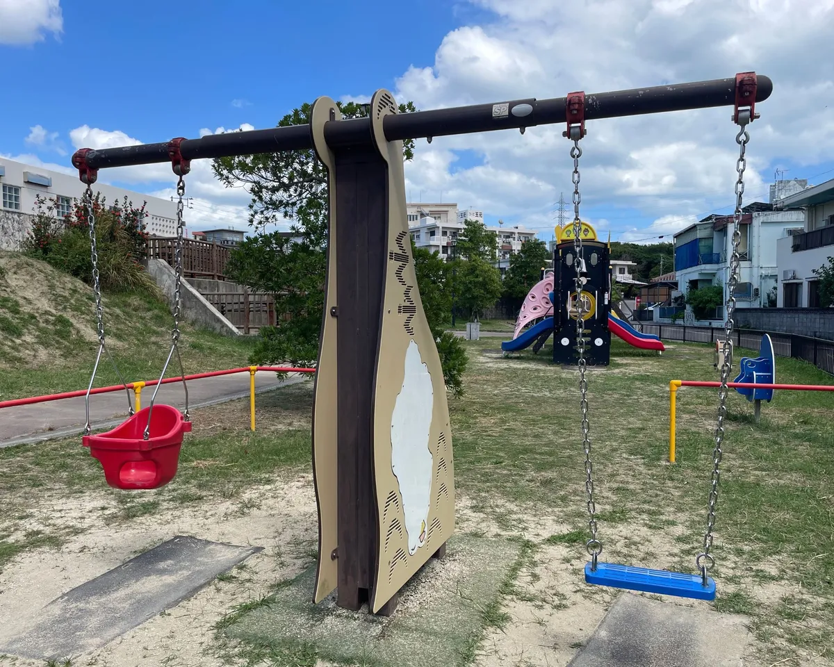宮平ウガンヌ前公園の遊ぶところ