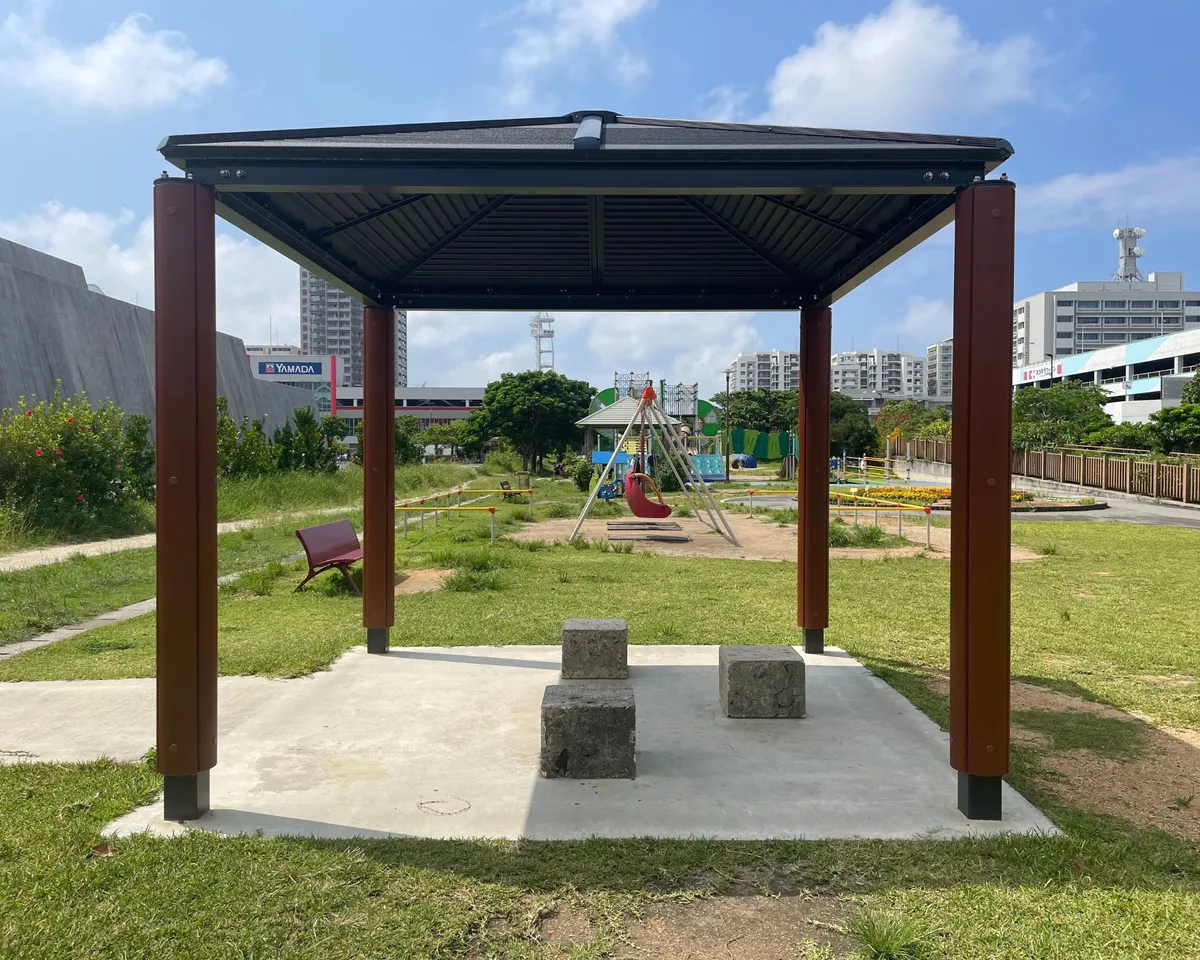 新都心公園の日陰・休憩（2枚目）